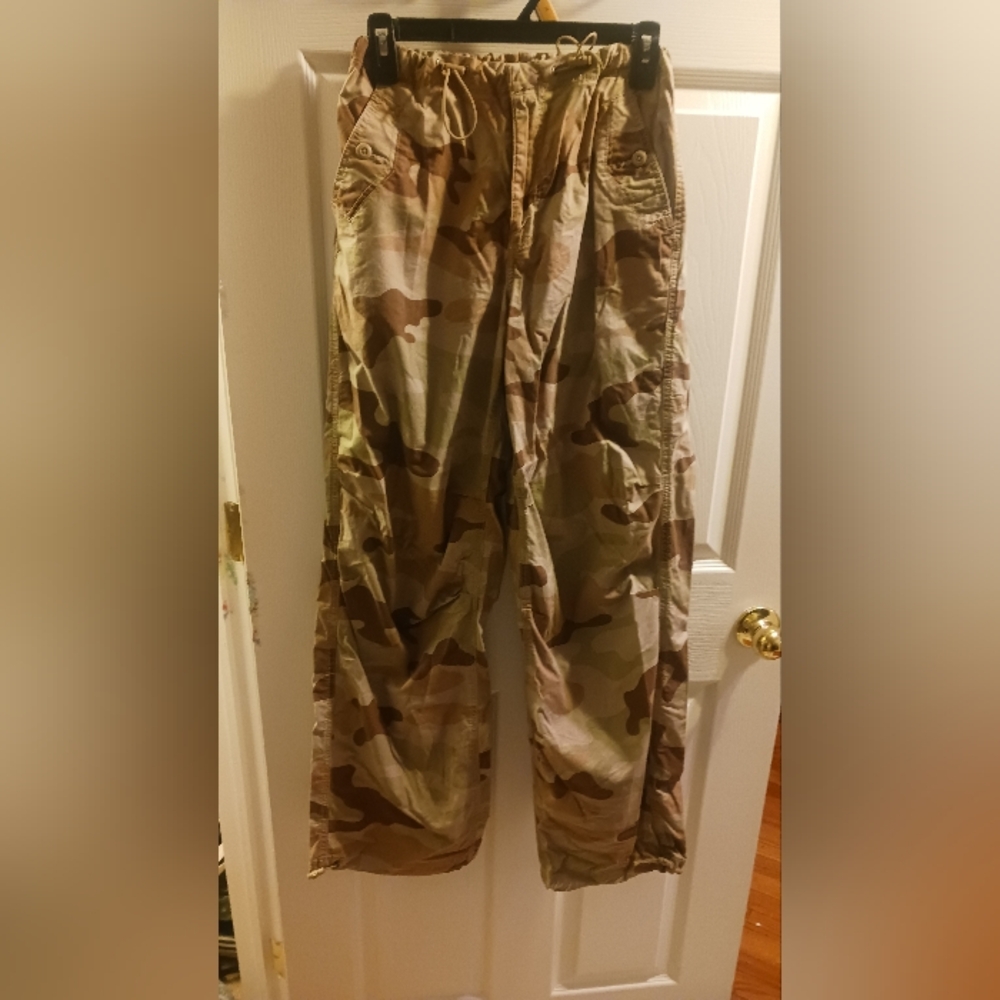 American Eagle camouflage parachute pants never worn size medium long